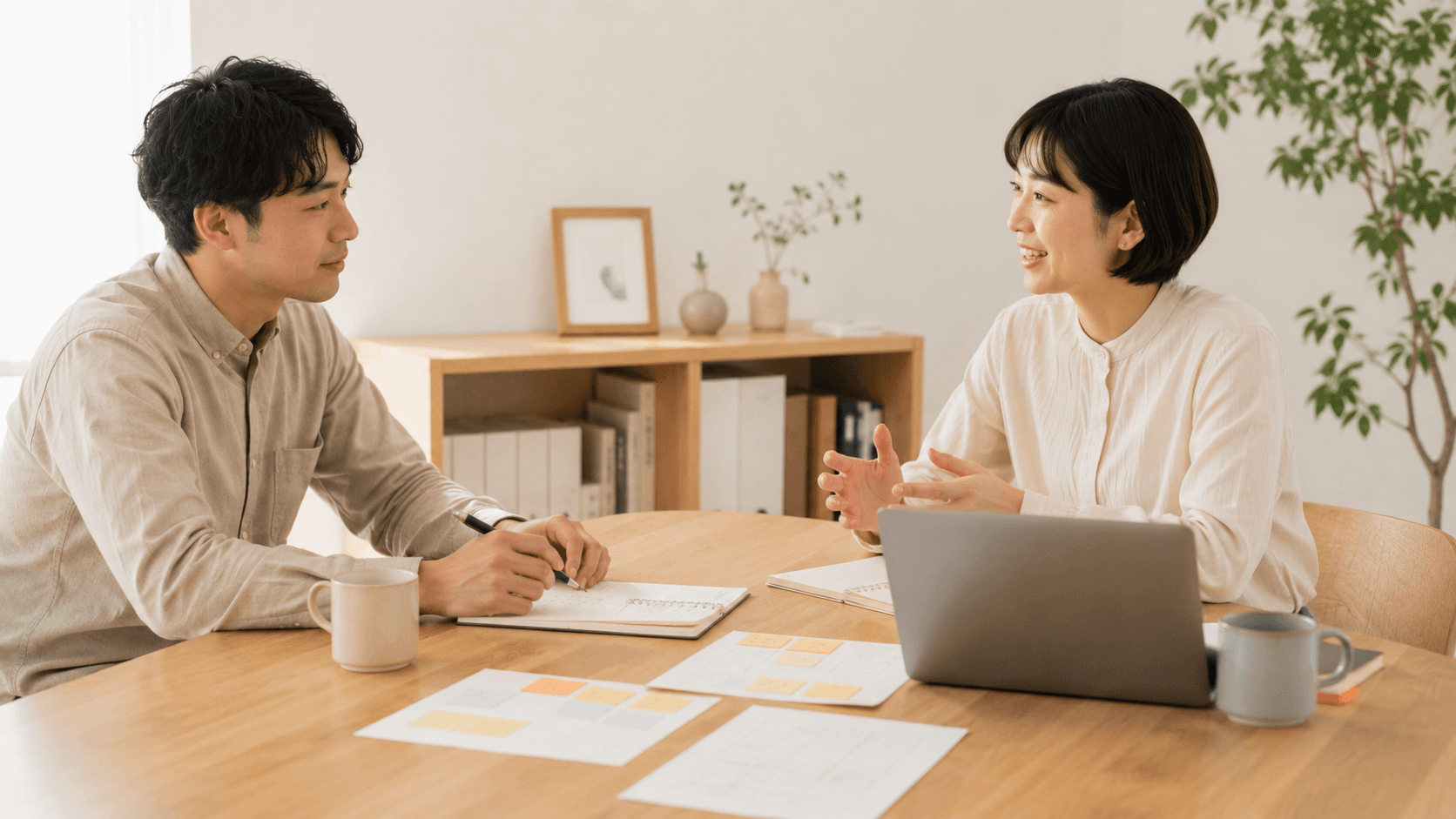 業務整理や改善について相談している様子